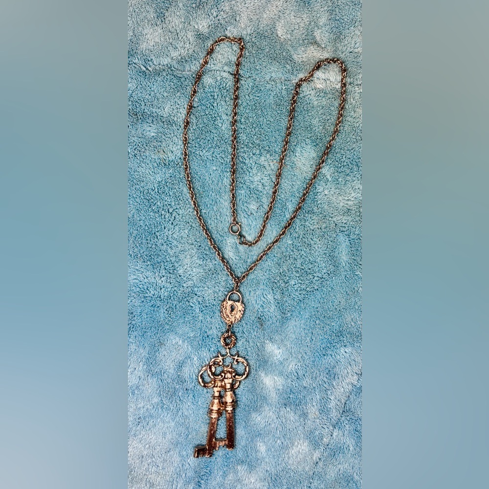 Elegant Vintage Silver Tone Key and Lock Pendant Necklace